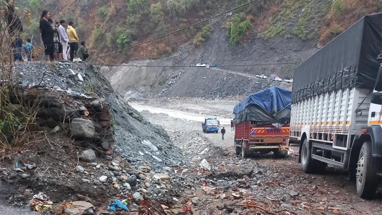 बागमतीको डाइभर्सन बाढीले बगाएपछि , कान्ति लोकपथ बन्द