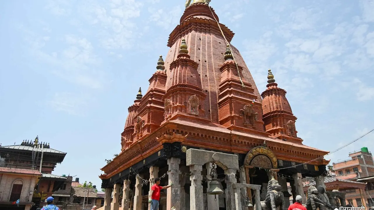 दश वर्षपछि रातो मच्छिन्द्रनाथलाई मन्दिरमा विराजमान गराइँदै