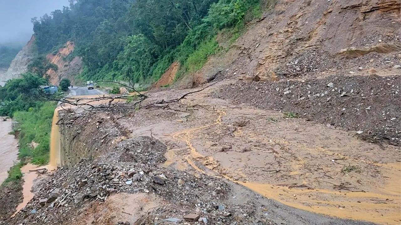 उदयपुरका ग्रामीण सडक पहिरोले अवरुद्ध
