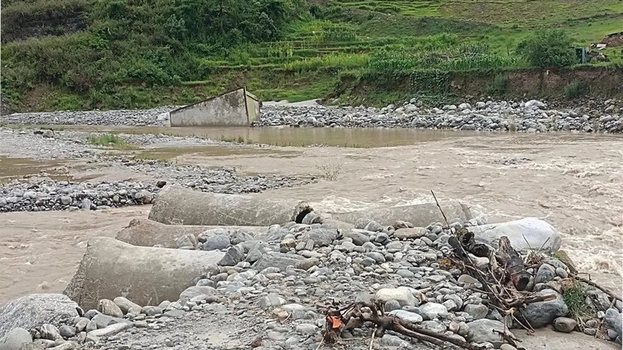 सिन्धुपाल्चोकका ३ ठाउँमा पहिरो, अरनिको राजमार्ग पूर्णरुपमा बन्द