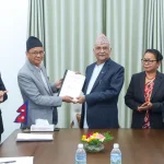प्रधानमन्त्रीसमक्ष काठमाडौँ–तराई/मधेस दू्रतमार्ग सुरु डुुकुछापमा सार्न आदिवासी जनजाति आयोगको सुुझाव प्रतिवेदन हस्तान्तरण