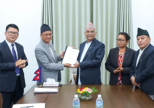 प्रधानमन्त्रीसमक्ष काठमाडौँ–तराई/मधेस दू्रतमार्ग सुरु डुुकुछापमा सार्न आदिवासी जनजाति आयोगको सुुझाव प्रतिवेदन हस्तान्तरण