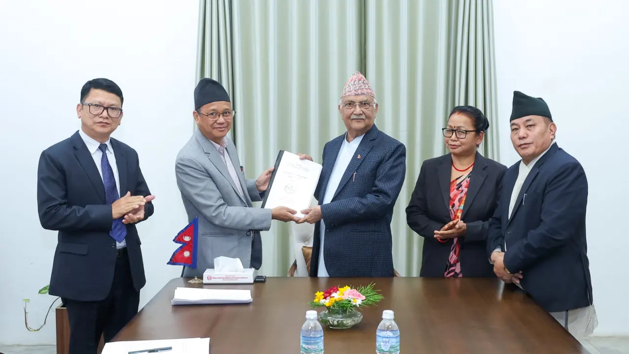 प्रधानमन्त्रीसमक्ष काठमाडौँ–तराई/मधेस दू्रतमार्ग सुरु डुुकुछापमा सार्न आदिवासी जनजाति आयोगको सुुझाव प्रतिवेदन हस्तान्तरण