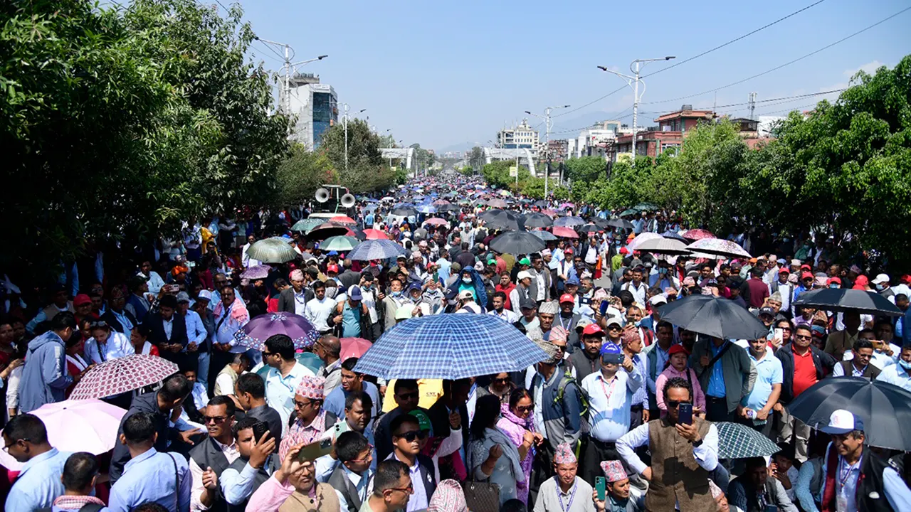२१ दिनदेखि सडकमा प्रदर्शन गरिरहेका छन् आन्दोलित शिक्षकहरू