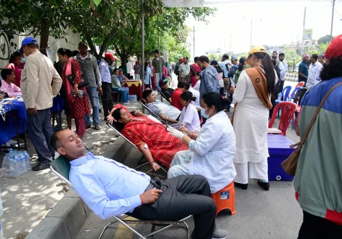 २३ औं दिनमा शिक्षक आन्दोलन, नाराबाजी छाडेर रक्तदान गर्दै