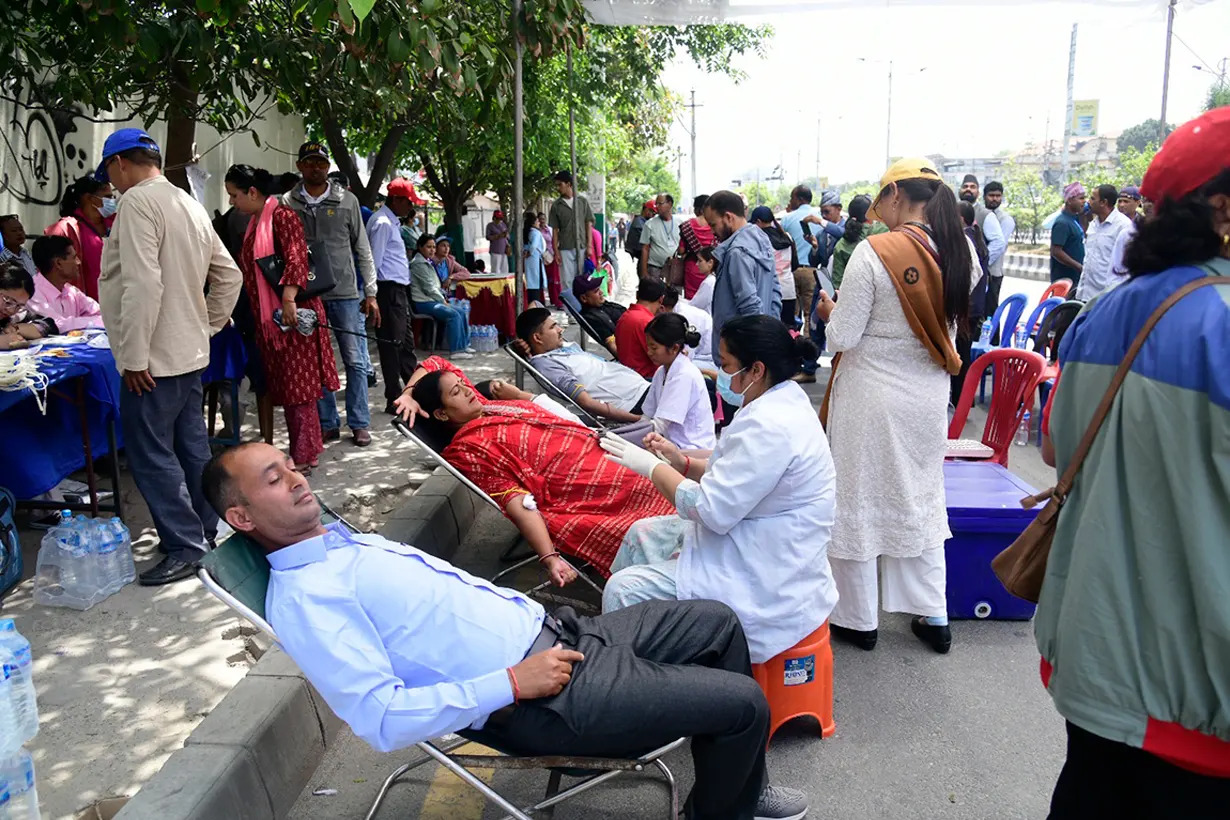 २३ औं दिनमा शिक्षक आन्दोलन, नाराबाजी छाडेर रक्तदान गर्दै