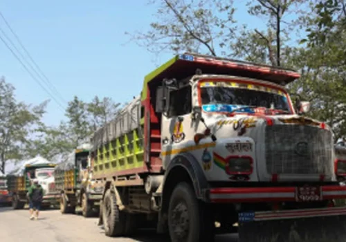 हेटौंडामा रोकेको गाडी सडक भासिएर बेपत्ता