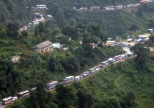 नागढुंगा–नौबिसे सडकखण्डमा बस पल्टियो, घण्टौंको ट्राफिक जाम