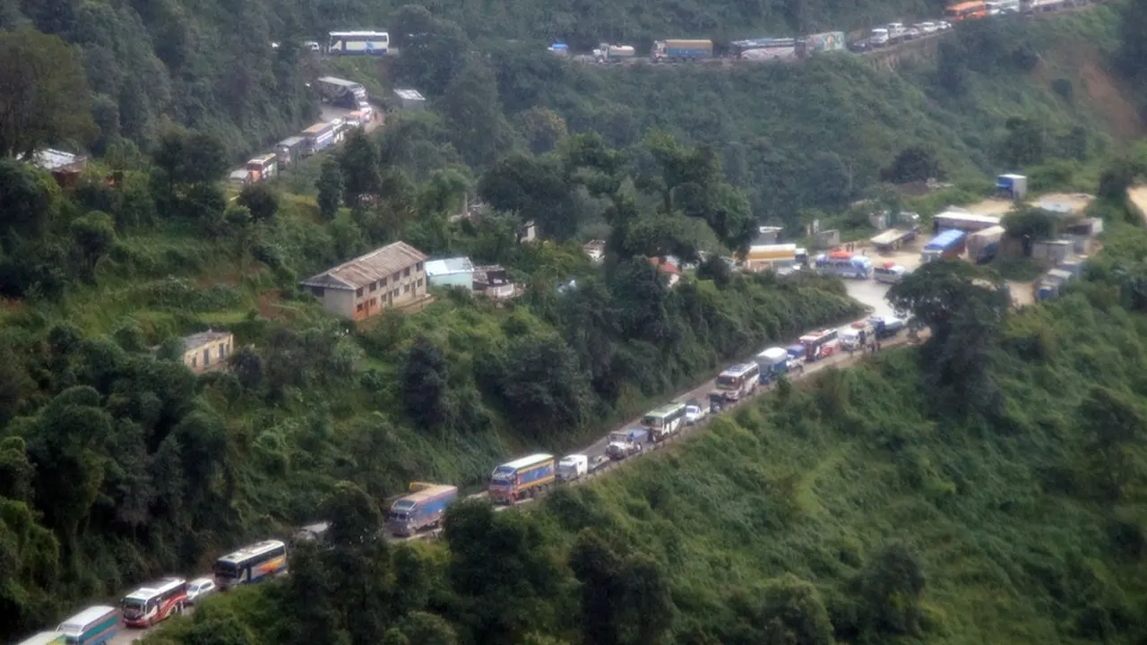 नागढुंगा–नौबिसे सडकखण्डमा बस पल्टियो, घण्टौंको ट्राफिक जाम