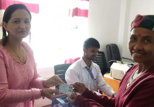 लमजुङमा वडामै पुगेर राष्ट्रिय परिचयपत्र वितरण सुरु
