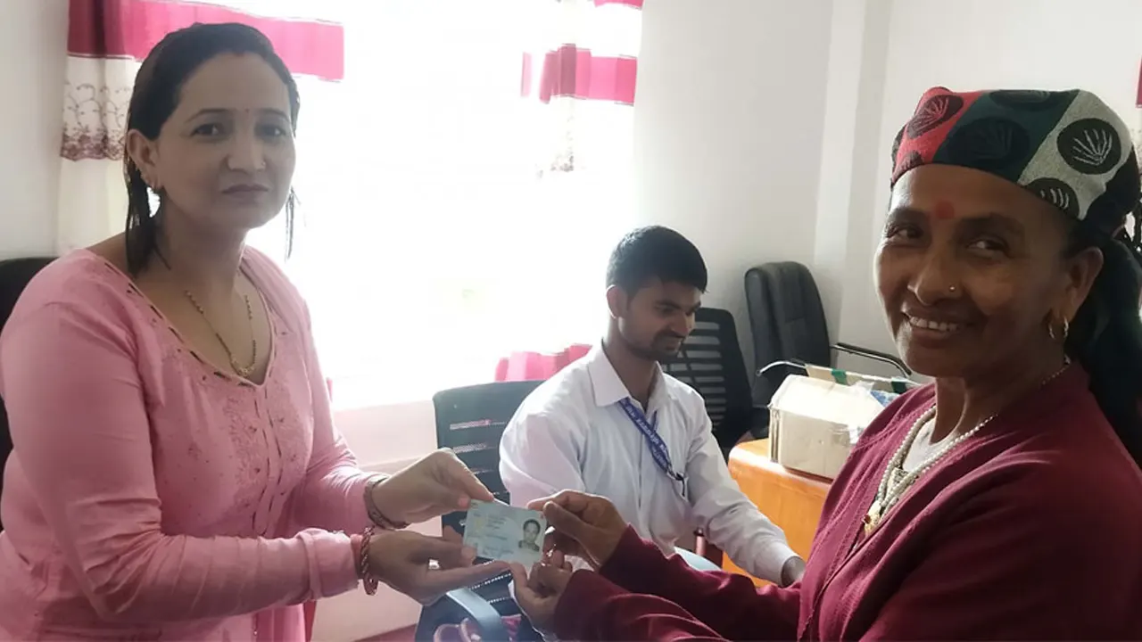 लमजुङमा वडामै पुगेर राष्ट्रिय परिचयपत्र वितरण सुरु