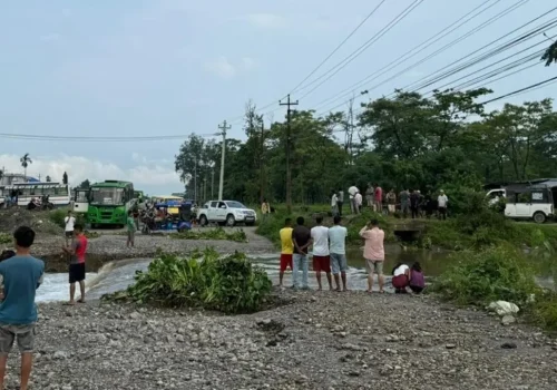 बाढीका कारण पूर्वपश्चिम राजमार्ग ठाउँठाउँमा अवरुद्ध