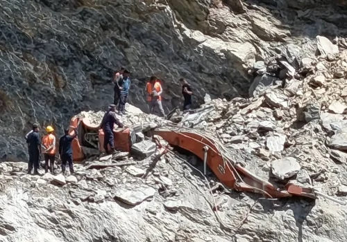सडक खन्ने क्रममा पहिरोमा पुरिएर एक्साभेटर चालकको मृत्यु