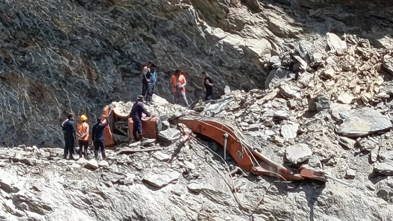 सडक खन्ने क्रममा पहिरोमा पुरिएर एक्साभेटर चालकको मृत्यु