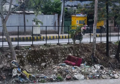 एक महिनादेखि थुप्रियो विष्णुमती किनारमा फोहोर