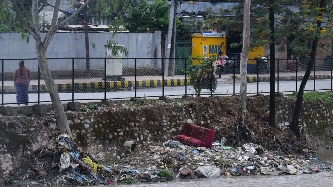 एक महिनादेखि थुप्रियो विष्णुमती किनारमा फोहोर