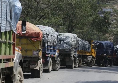 नुवाकोटमा प्रदर्शन हुदा काठमाडौंबाट गएका फोहोरका गाडी बाटोमै रोकिए