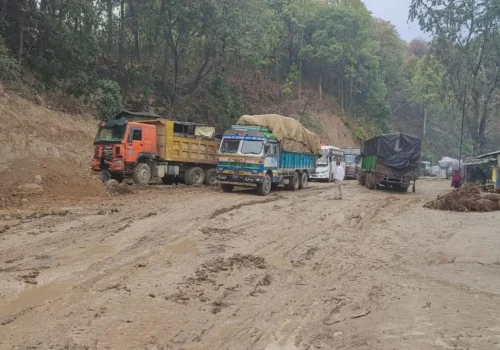 दुम्कीबासमा डाइभर्सन बगाउँदा पूर्वपश्चिम राजमार्गमा अवरुद्ध