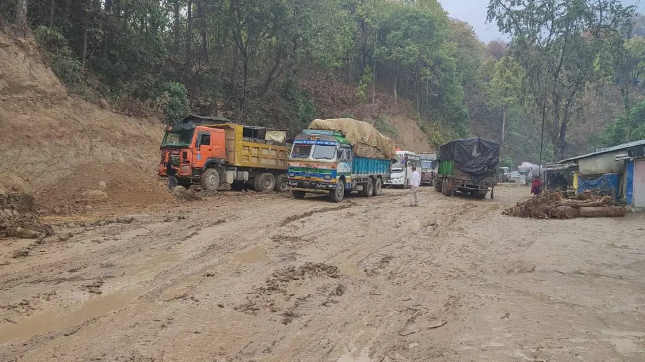दुम्कीबासमा डाइभर्सन बगाउँदा पूर्वपश्चिम राजमार्गमा अवरुद्ध