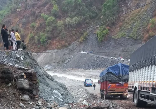 पहिरोले कालीगण्डकी कोरिडोर अवरूद्ध, यातायात ठप्प
