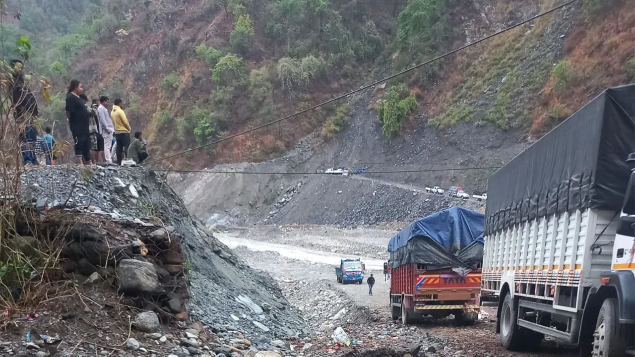 पहिरोले कालीगण्डकी कोरिडोर अवरूद्ध, यातायात ठप्प