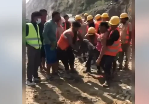 सडक विस्तार गर्दा साँगामा पहिरो, मजदुर घाइते