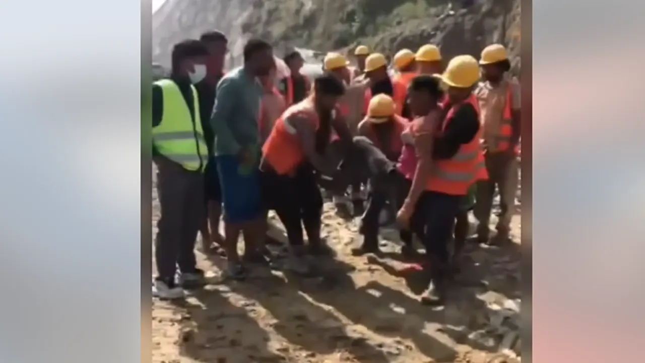 सडक विस्तार गर्दा साँगामा पहिरो, मजदुर घाइते