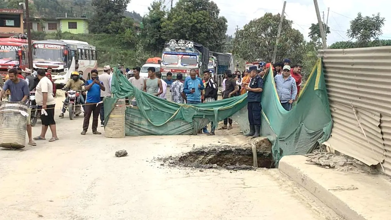 धादिङको थाक्रेमा पुलमा भ्वाङ परेकाले पृथ्वी राजमार्ग बन्द