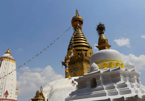 बुद्ध जयन्तीका लागि सिँगारिँदै स्वयम्भूनाथ