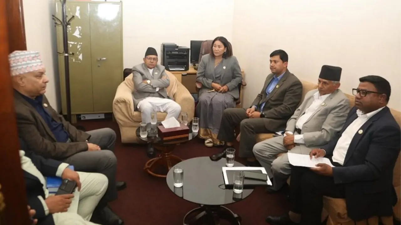 प्रतिनिधिसभाको बैठक सुरु हुनुअघि सभामुख प्रमुख सचेतकहरुसँग छलफलमा