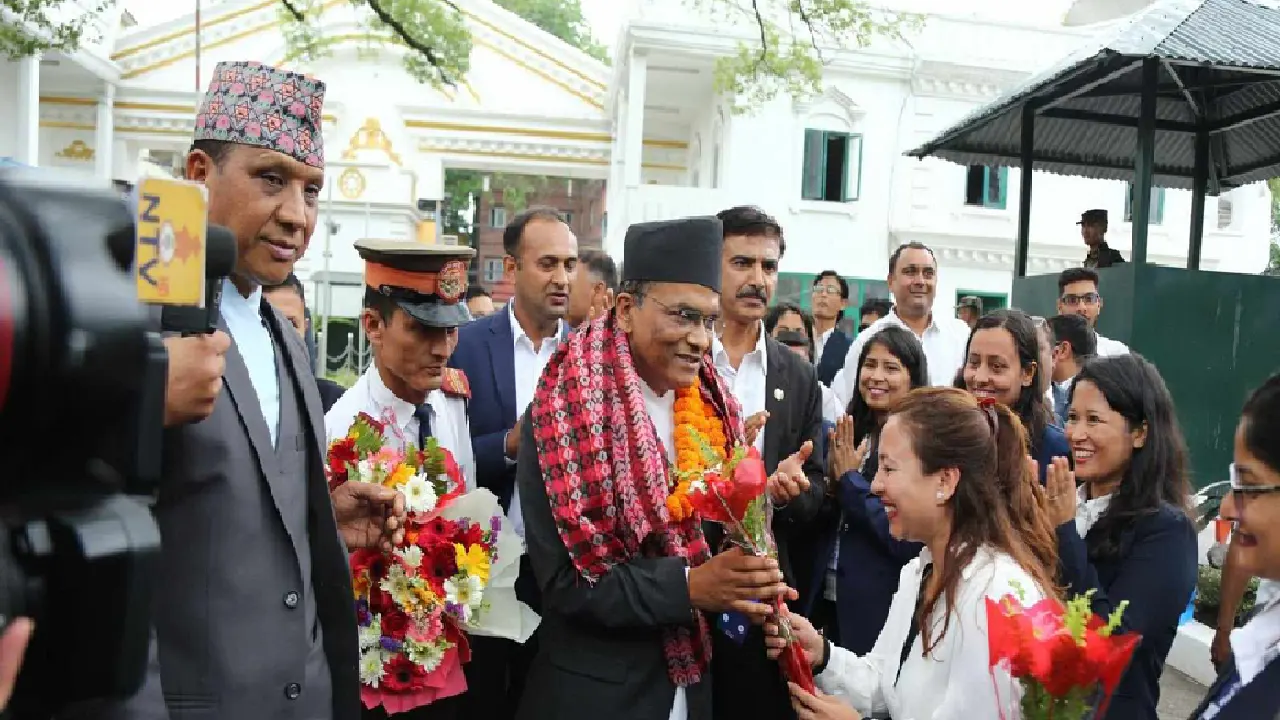 गभर्नरले ग्रहण गरे पदभार