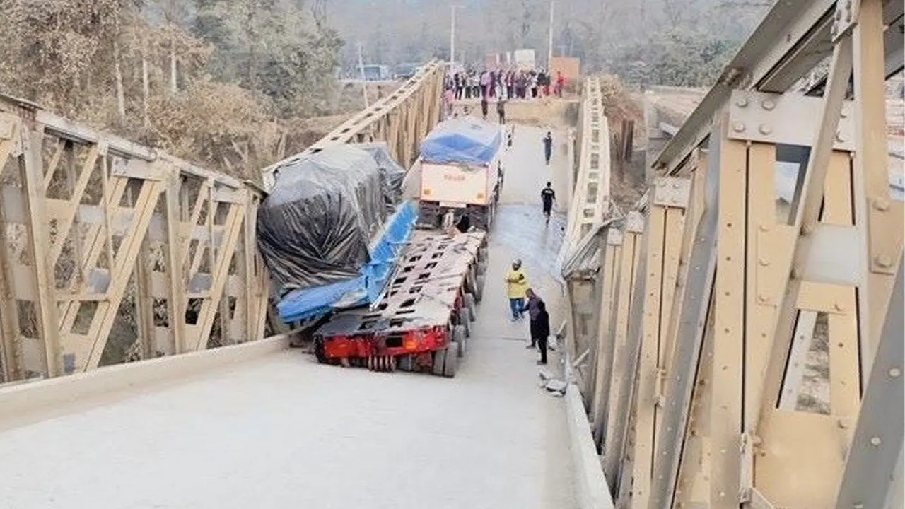 नवलपुरमा पुल भाँचिएपछि वैकल्पिक मार्गबाट पठाउन थालियो सवारी