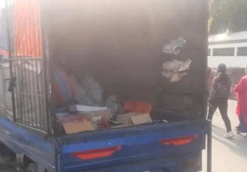 सडकमा गाडी रोकेर सामान बेच्ने ३ गाडीलाई ४५ हजार जरिबाना