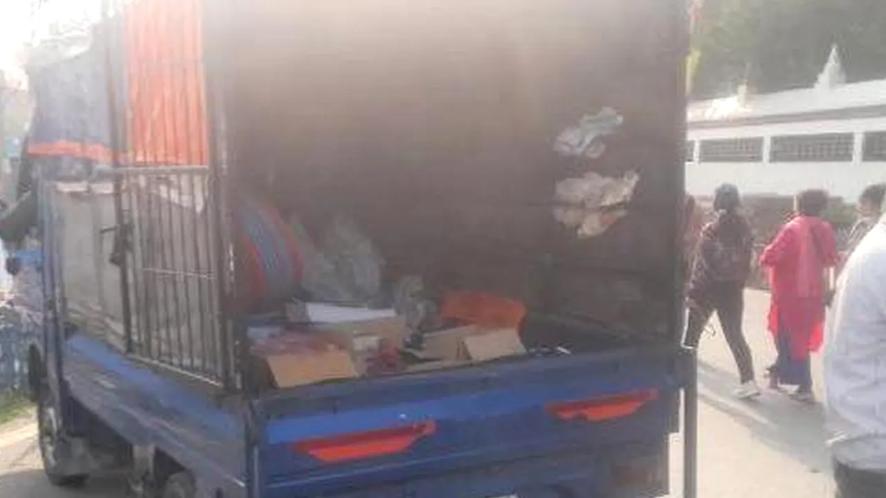 सडकमा गाडी रोकेर सामान बेच्ने ३ गाडीलाई ४५ हजार जरिबाना