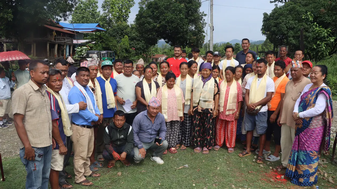 कांग्रेस र माओवादी परित्याग गर्दै ३६ जना एमाले प्रवेश