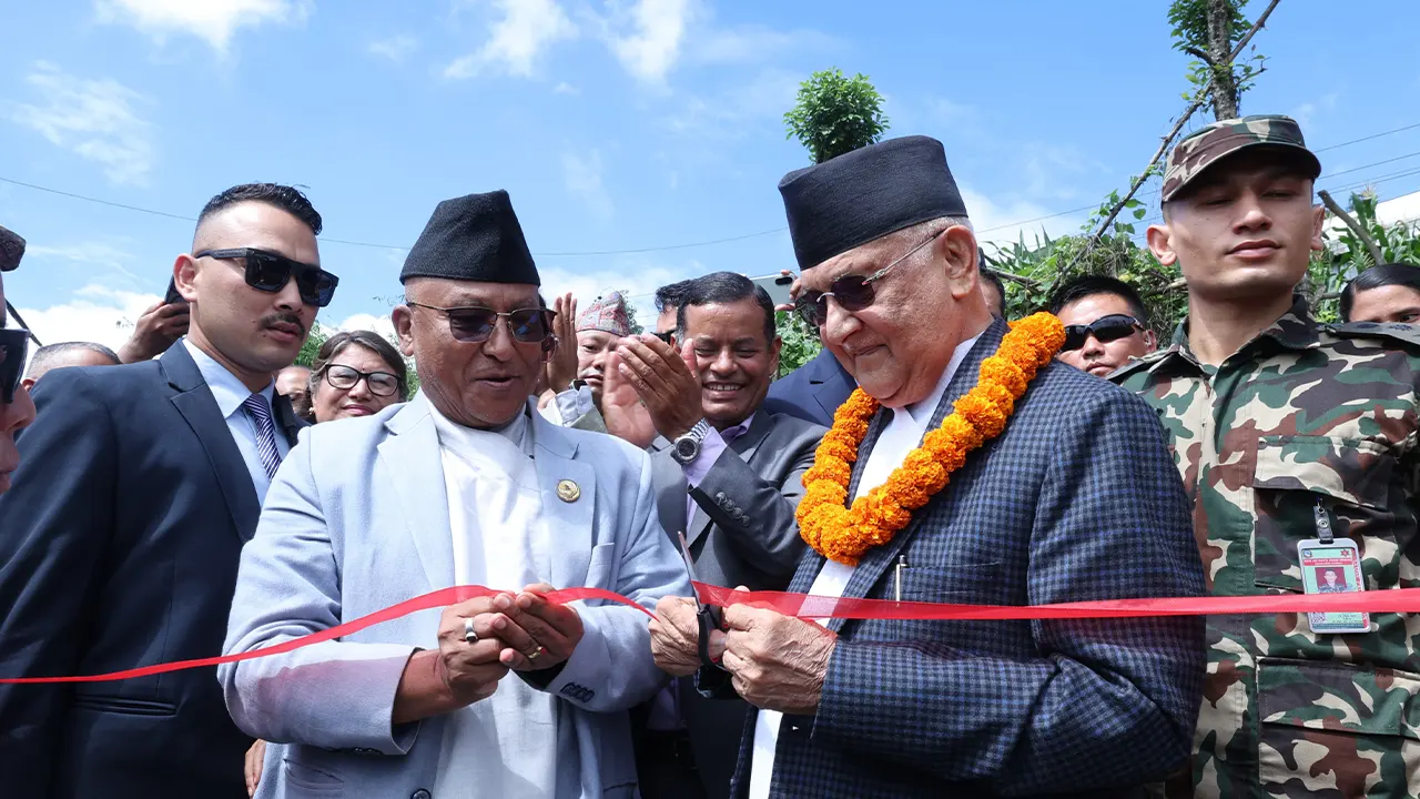 पार्टी कार्यालय पेरिस डाँडामा ६२ जना चिकित्सक पार्टीमा प्रवेश