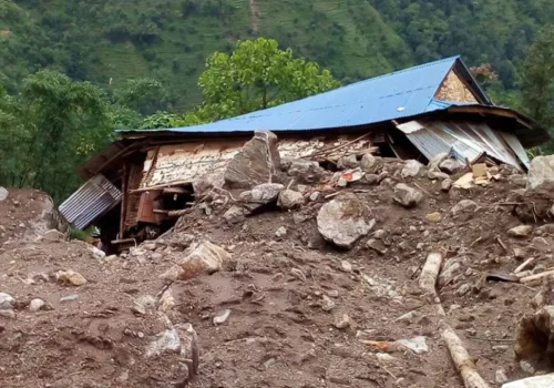 पहिरोले एक घर पूर्णरूपमा क्षतिग्रस्त