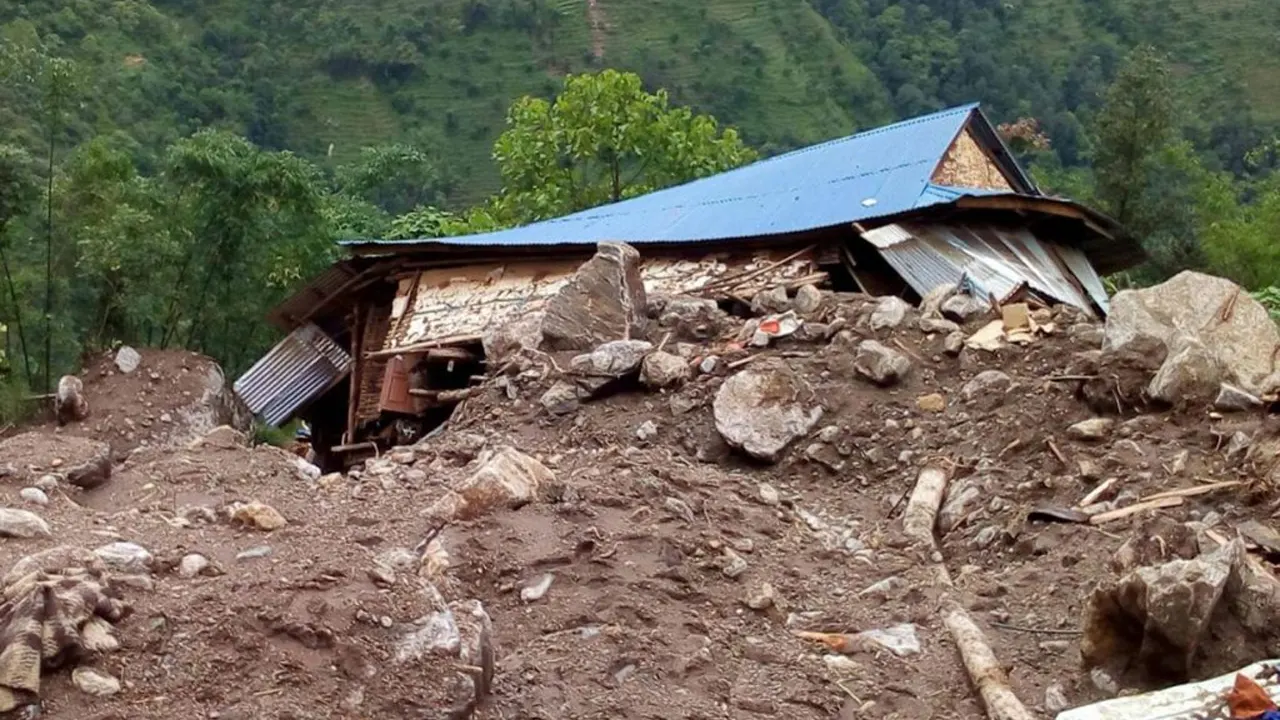 पहिरोले एक घर पूर्णरूपमा क्षतिग्रस्त