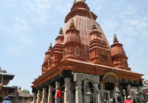 दश वर्षपछि रातो मच्छिन्द्रनाथलाई मन्दिरमा विराजमान गराइँदै