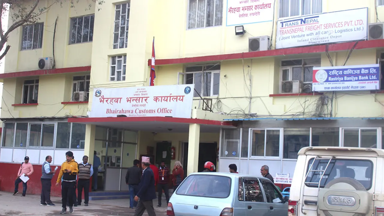 तीन दिनदेखि भैरहवा भन्सारको सर्भर डाउन