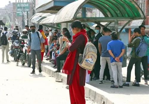 सार्वजनिक यातायात बन्दले यात्रीहरु मर्कामा