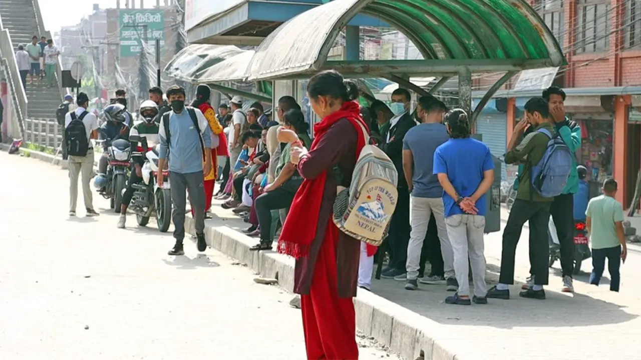 सार्वजनिक यातायात बन्दले यात्रीहरु मर्कामा