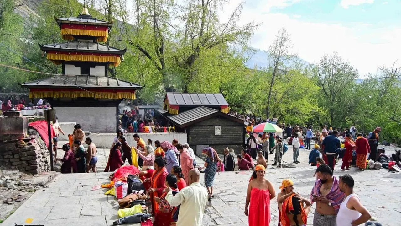 मुक्तिनाथमा दर्शनमा नेपालदेखि भारतसम्मका भक्तजनहरु