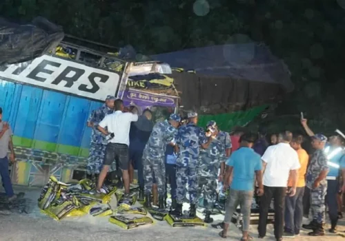 बारामा २ ट्रक ठोकिँदा स्टेरिङमा च्यापिएका चालकको ३ घण्टापछि उद्धार