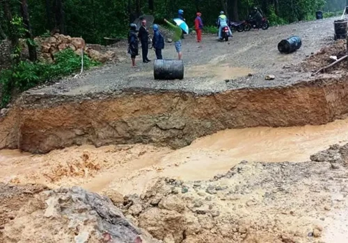 बाढीले डाइभर्सन बगाउँदा पूर्वपश्चिम राजमार्ग अवरुद्ध