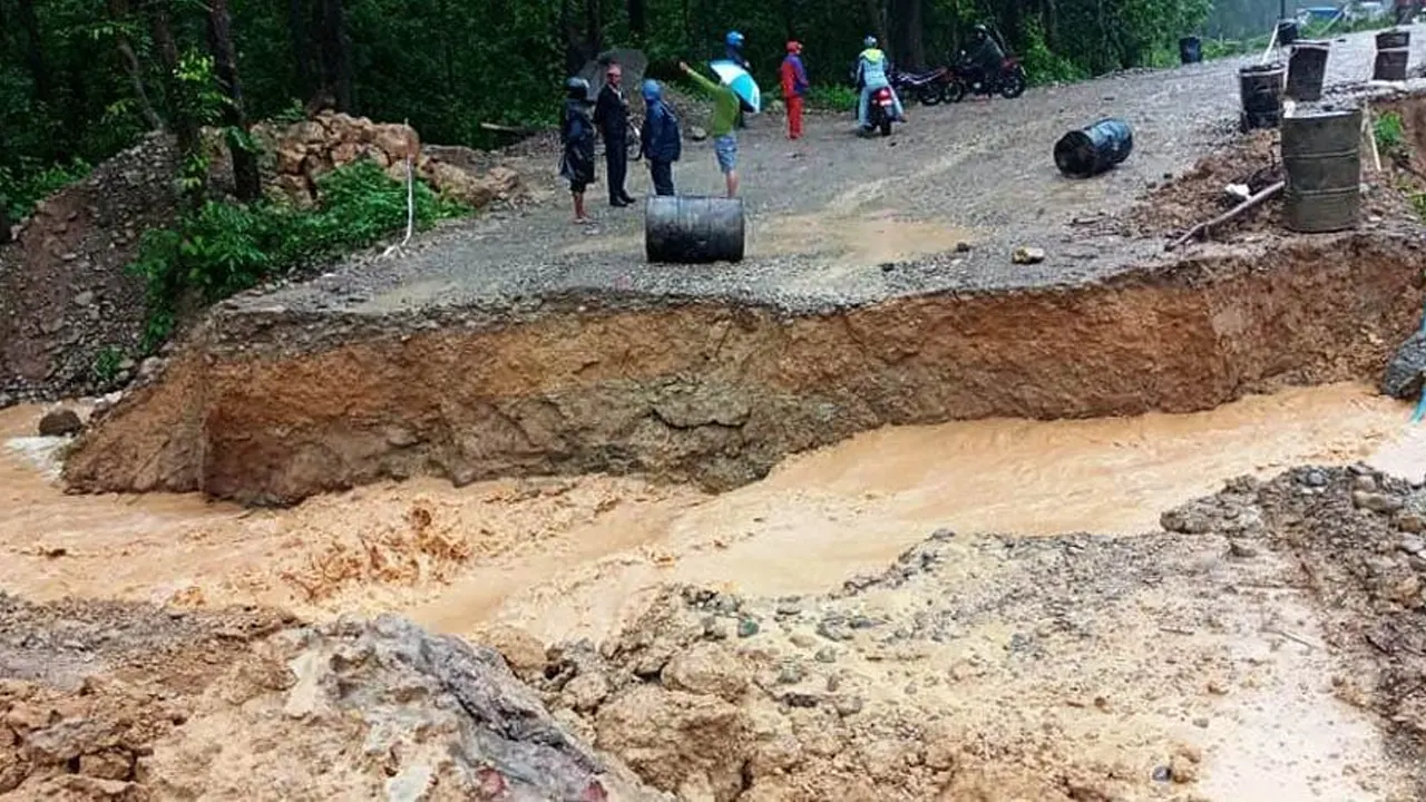 बाढीले डाइभर्सन बगाउँदा पूर्वपश्चिम राजमार्ग अवरुद्ध