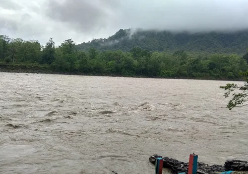 पानीको बहाब बढेपछि महाकालीमा चार पाङ्ग्रे सवारी आवतजावतमा रोक