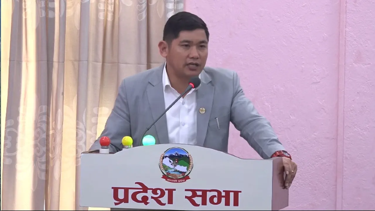 गण्डकीका सांसदले रोष्ट्रमबाटै च्याते बजेट पुस्तिका