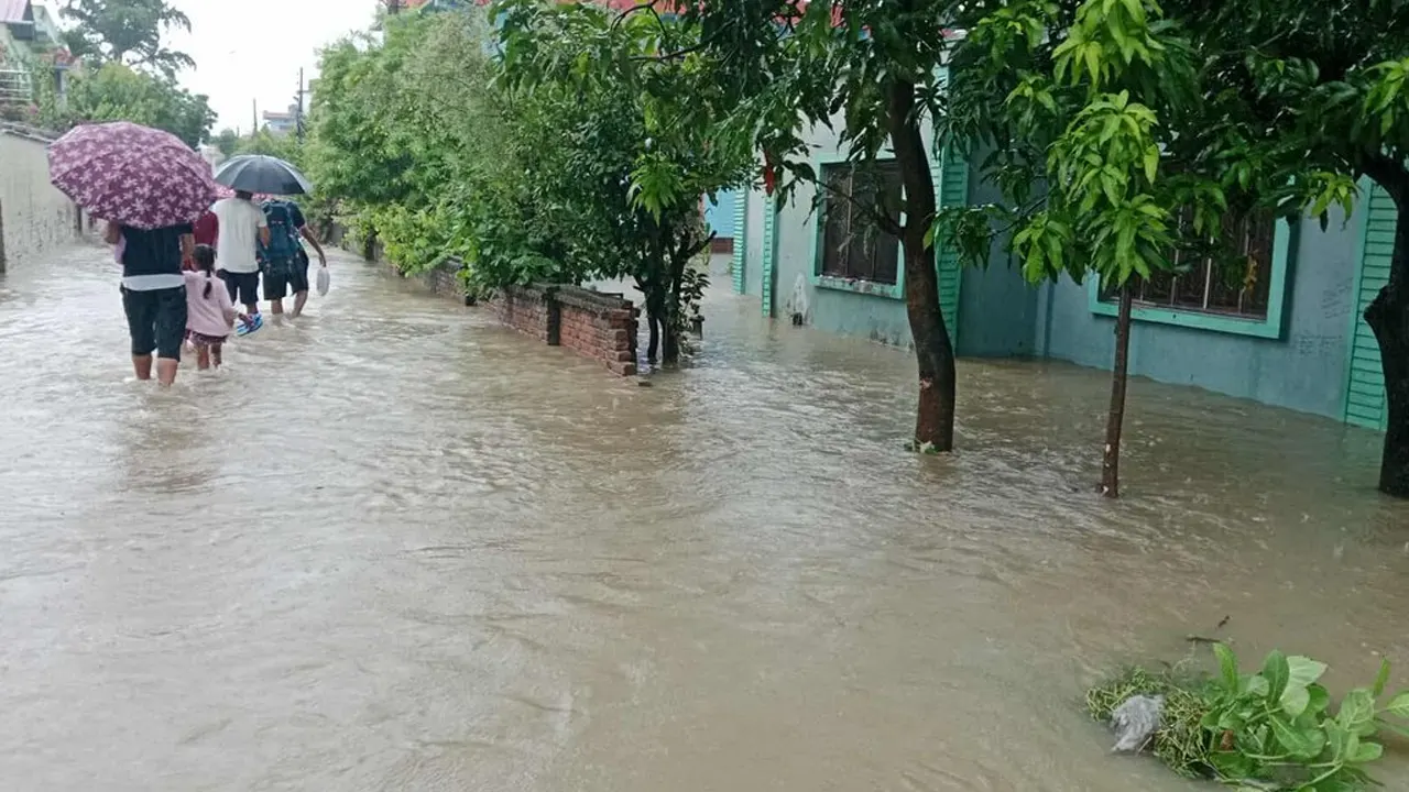 धनगढीमा भारी वर्षाका कारण घरहरू डुबानमा