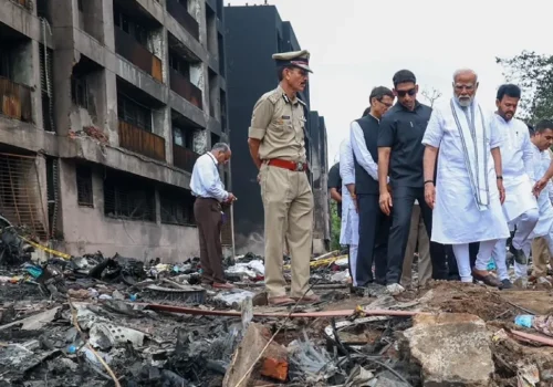 विमान दुर्घटनास्थलमा पुगे भारतीय प्रधानमन्त्री मोदी